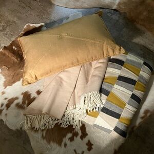TWO PILLOWS AND THROW SET